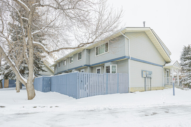 200 Sandstone Dr NW in Calgary, AB - Building Photo - Building Photo