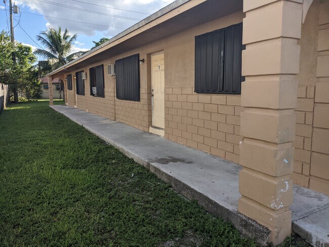 4130 SW 19th St in West Park, FL - Building Photo - Building Photo