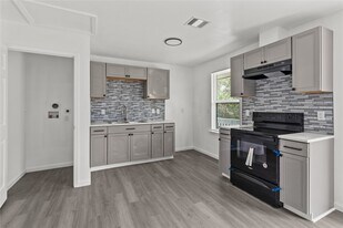 316 20th St in San Leon, TX - Building Photo