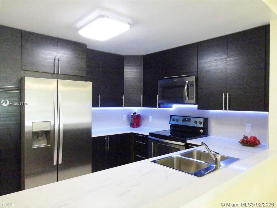 427 Golden Isles Dr-Unit -Apt 16D in Hallandale Beach, FL - Building Photo