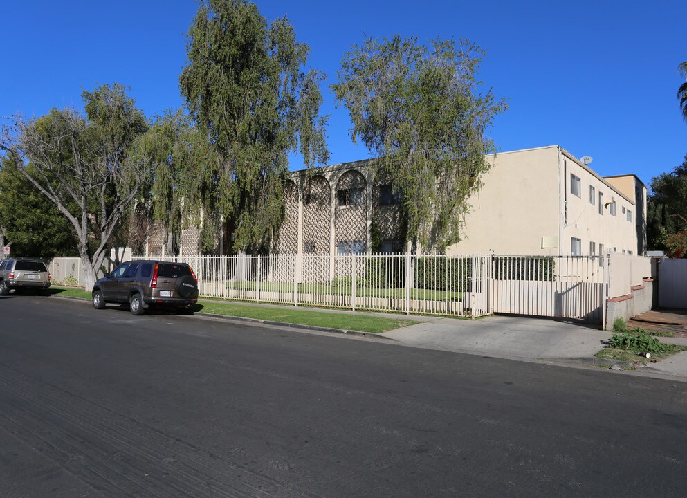 14227 Gilmore St in Van Nuys, CA - Foto de edificio