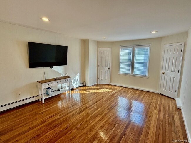 211 W Walnut St