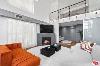 7062 Hawthorn Ave in Los Angeles, CA - Building Photo - Building Photo