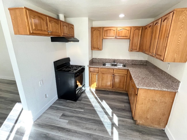 1604 N H St in San Bernardino, CA - Foto de edificio - Building Photo