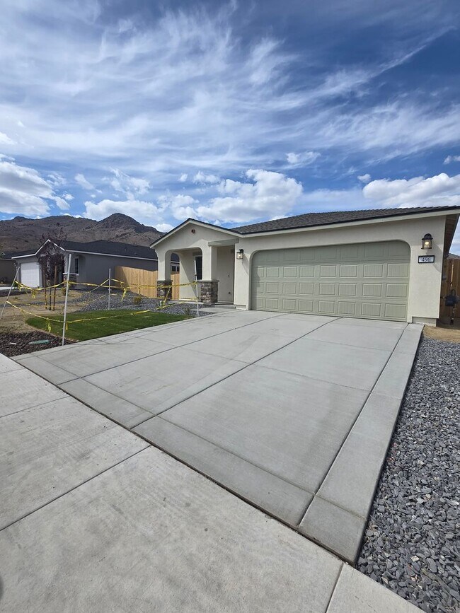 496 Russell Rd in Dayton, NV - Building Photo - Building Photo