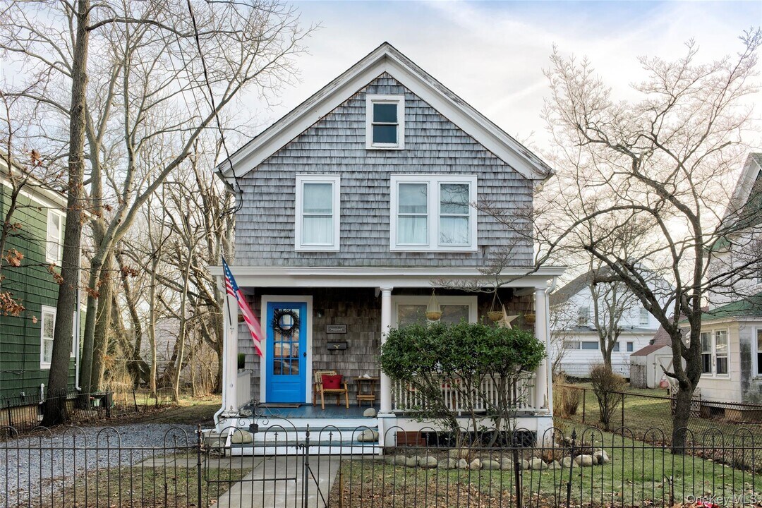 317 South St in Greenport, NY - Building Photo
