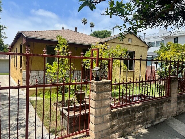 1085 Amoroso Pl in Venice, CA - Building Photo