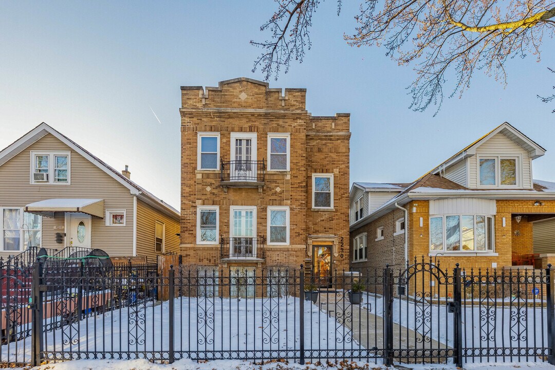 2230 N Mulligan Ave in Chicago, IL - Building Photo