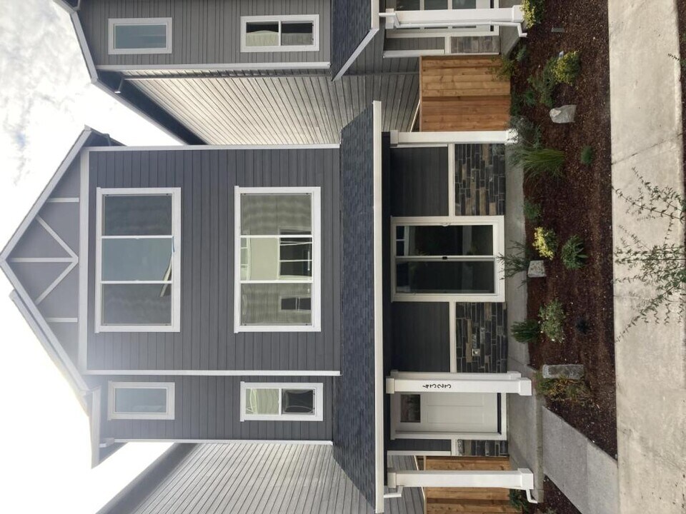 4323 E Hazelair Ln in Newberg, OR - Building Photo