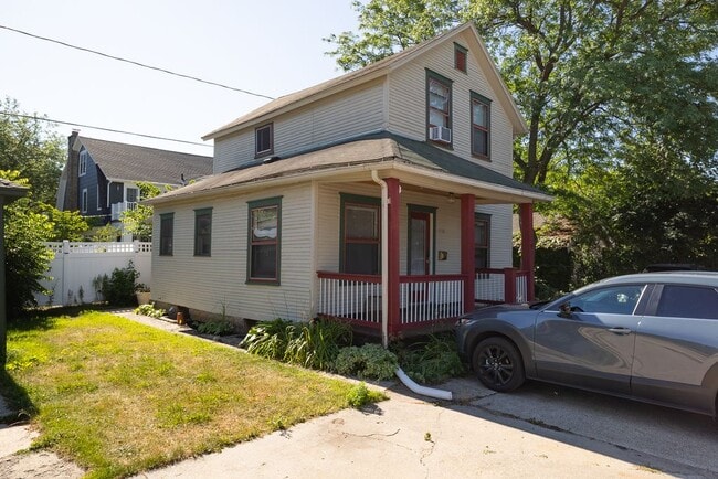 510 Glenwood Ave SE, Unit Cozy Furnished Carriage H in Grand Rapids, MI - Building Photo - Building Photo