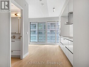 2221 Yonge St in Toronto, ON - Building Photo - Building Photo