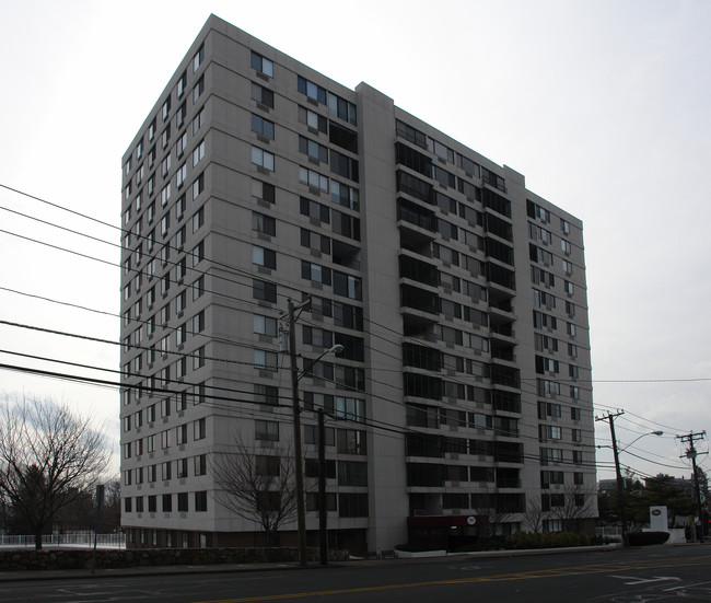 One Strawberrry Hill Condos in Stamford, CT - Foto de edificio - Building Photo