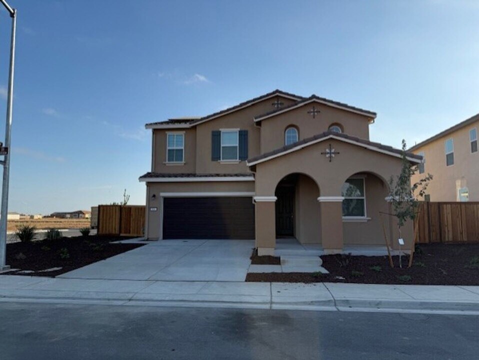 844 Summerhouse Dr in Patterson, CA - Building Photo