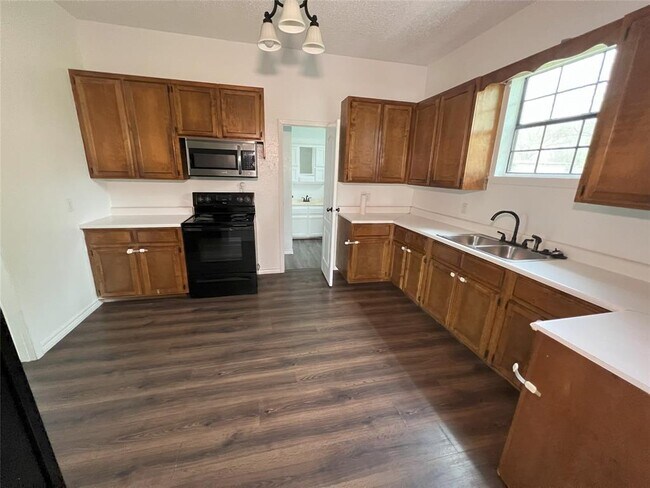 504 East St in Thrall, TX - Building Photo - Building Photo