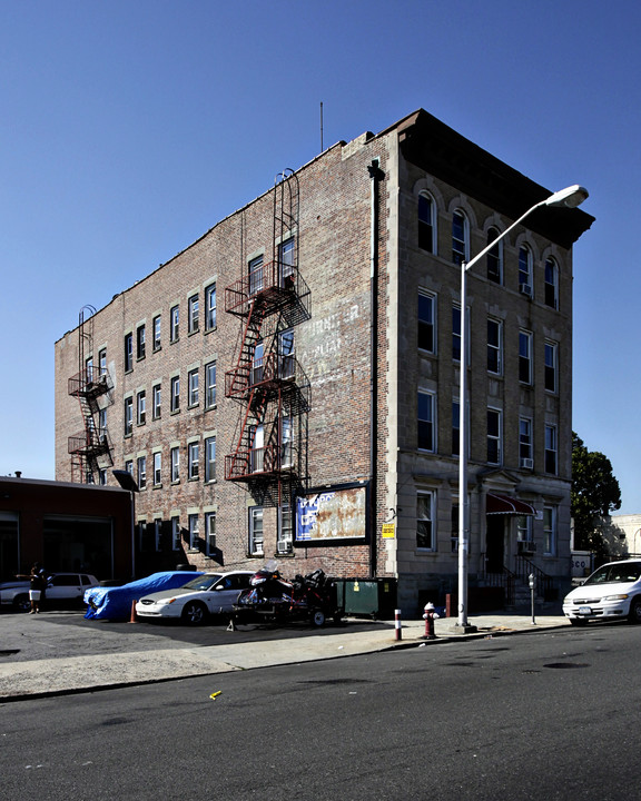 240 E 3rd St in Mount Vernon, NY - Building Photo