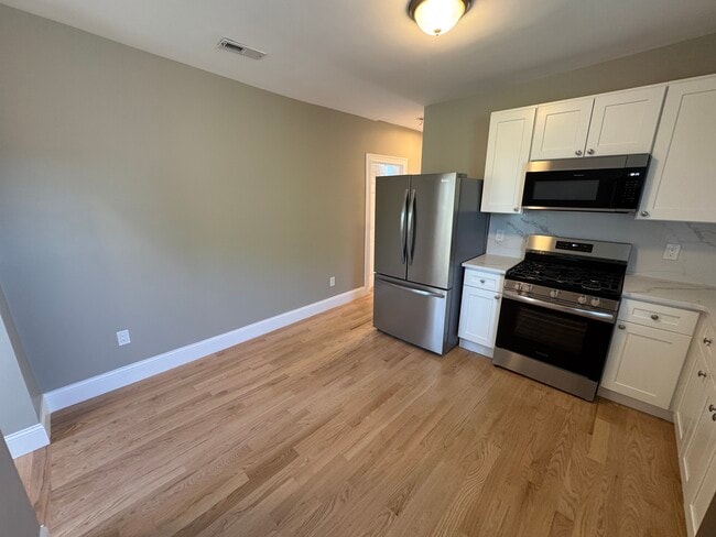 116 Holland St in Somerville, MA - Foto de edificio - Building Photo