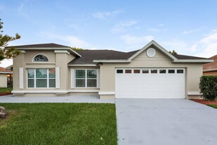 240 Satinwood Cir in Kissimmee, FL - Building Photo