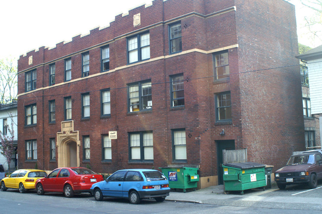 Consulate Apartments in Seattle, WA - Building Photo - Building Photo