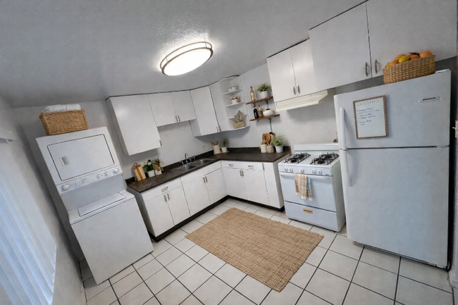 911 E 10th St, Unit 2 in Long Beach, CA - Building Photo - Building Photo