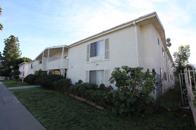 19130 Sherman Way in Reseda, CA - Building Photo - Building Photo