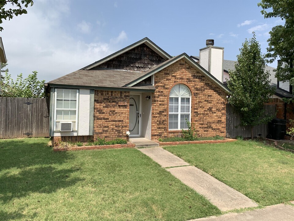 2135 Goodrich Dr in Moore, OK - Building Photo