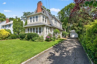 9 Vista Way in Port Washington, NY - Building Photo - Building Photo