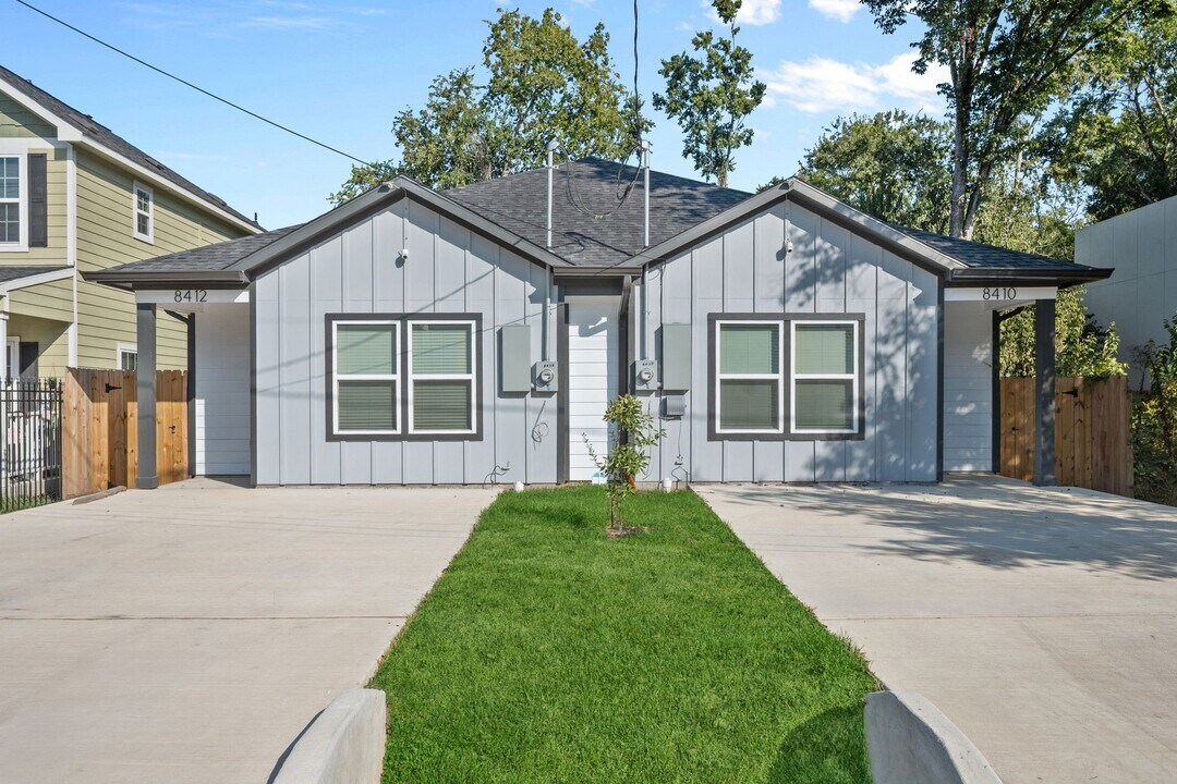 8412 Sunnyhill St in Houston, TX - Building Photo