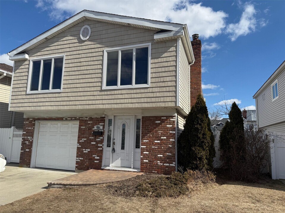 25 S Bay Dr-Unit -2 in Babylon, NY - Building Photo