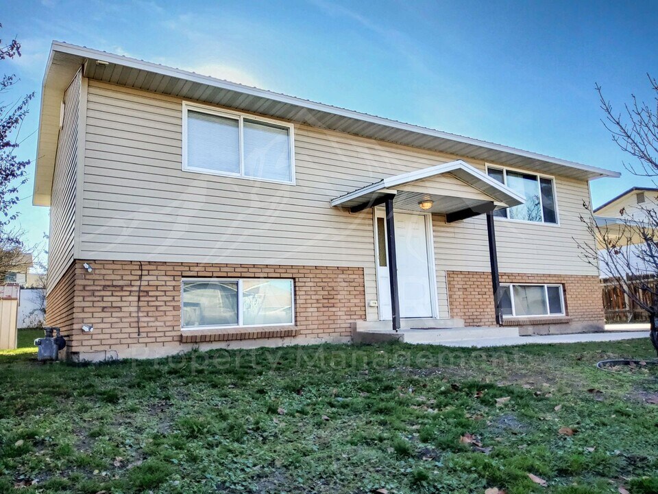 5219 Woodledge Ave in West Valley City, UT - Building Photo