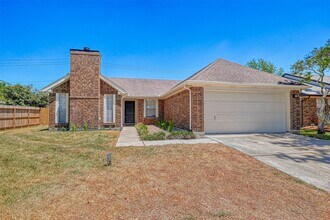 16015 Surrey Woods Dr in Friendswood, TX - Building Photo - Building Photo