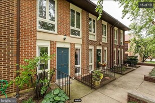 13 W Hill St in Baltimore, MD - Building Photo