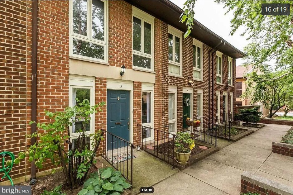 13 W Hill St in Baltimore, MD - Building Photo