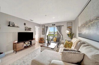 15710 E Waterside Cir in Sunrise, FL - Building Photo - Building Photo
