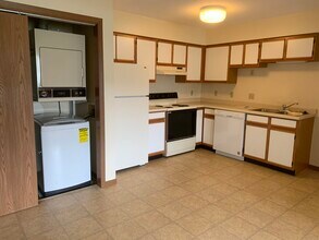 402 3rd St W in Menomonie, WI - Foto de edificio - Building Photo