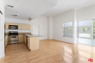 630W W 6th St in Los Angeles, CA - Building Photo