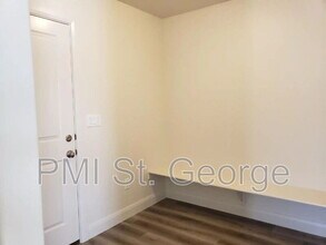 3226 E 2390 S in Saint George, UT - Foto de edificio - Building Photo