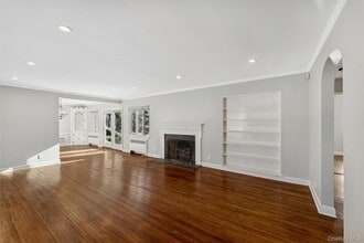 232 Round Hill Rd in Roslyn Heights, NY - Building Photo - Building Photo