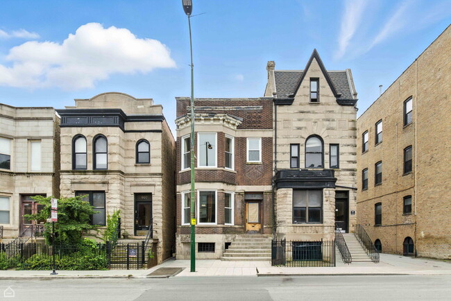 property at 909 W Addison St