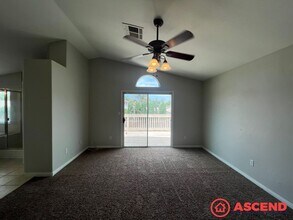 11910 Stonington St in Bakersfield, CA - Foto de edificio - Building Photo