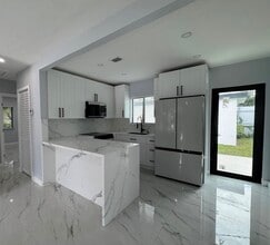 16440 NE 10th Ave in North Miami Beach, FL - Building Photo - Building Photo