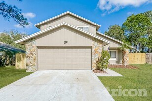 16137 Ravendale Dr, Unit 3 in Tampa, FL - Building Photo