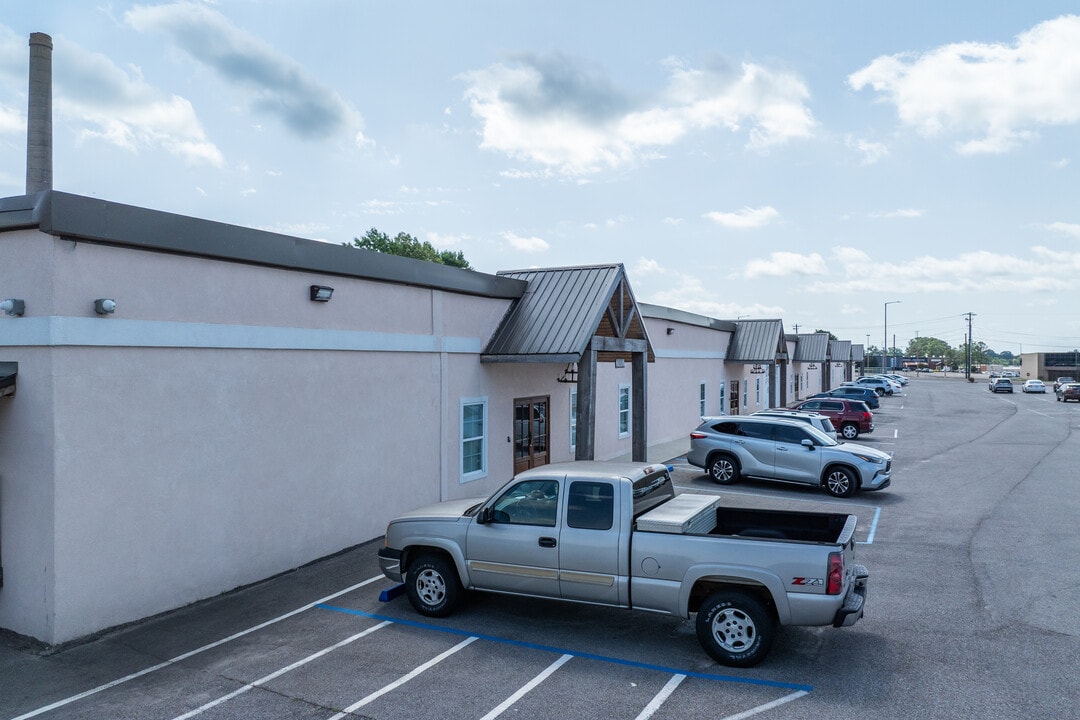 Pine Burr Apartments in Laurel, MS - Building Photo