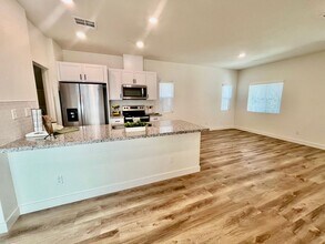 6016 San Rafael Ln in Roseville, CA - Building Photo - Building Photo