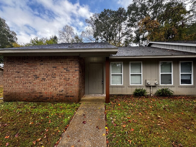 Room in Duplex on Washington St in Austell, GA - Building Photo - Building Photo