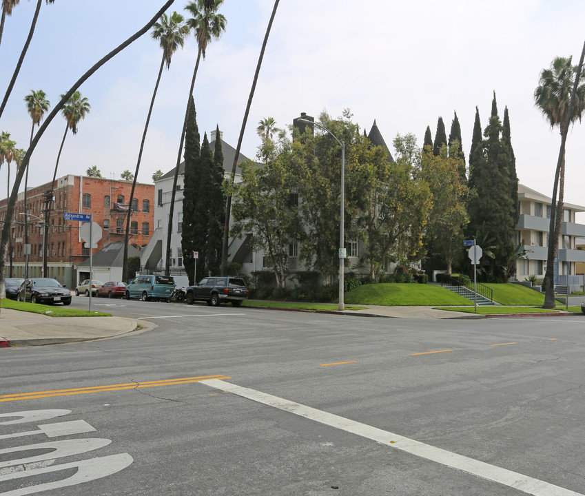 400 S Alexandria Ave in Los Angeles, CA - Building Photo