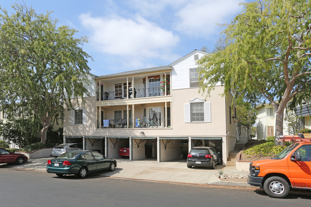 605-613 Midvale Ave in Los Angeles, CA - Foto de edificio