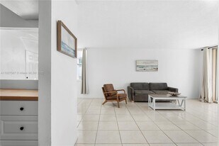 9440 W Bay Harbor Dr in Bay Harbor Islands, FL - Building Photo