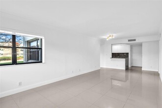 220 Lakeview Dr in Weston, FL - Foto de edificio - Building Photo