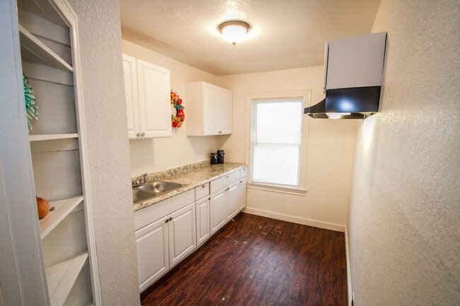 932 Poinsettia St in San Antonio, TX - Building Photo - Building Photo