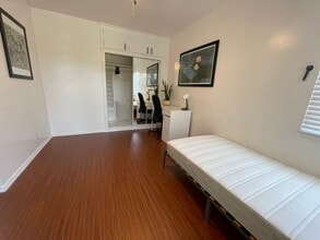 2901 Kenwood Ave in Los Angeles, CA - Foto de edificio - Building Photo